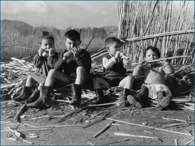 Niños comiendo caña de azúcar o cañadú en la vega de Adra.