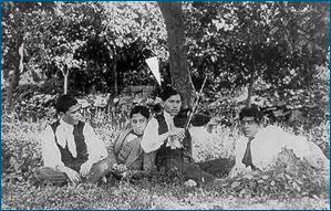 Angel Ortíz tocando el violín con un grupo de amigos en Adra.