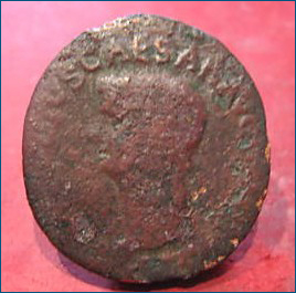 As romano con la imagen del emperador Claudio.