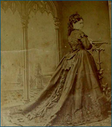 Dos imágenes de Carmen Basabé, esposa de Enrique Sierra.